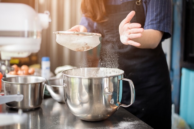 De mooie vrouw maakt bakkerij