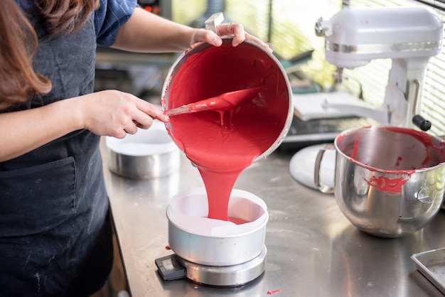 De mooie vrouw maakt bakkerij