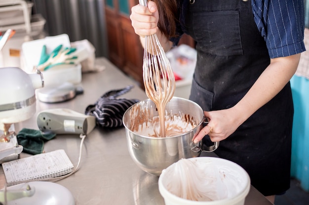 De mooie vrouw maakt bakkerij