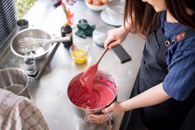 De mooie vrouw maakt bakkerij