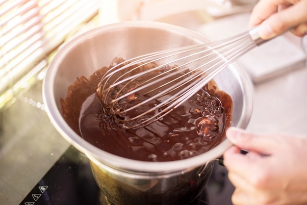 De mooie vrouw maakt bakkerij