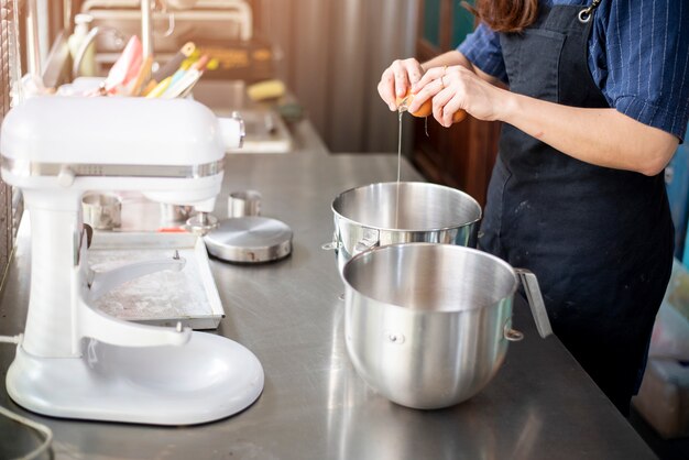 De mooie vrouw maakt bakkerij