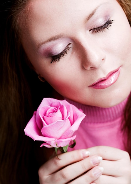 Foto de mooie vrouw met roze nam toe