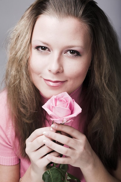 De mooie vrouw met roze nam toe