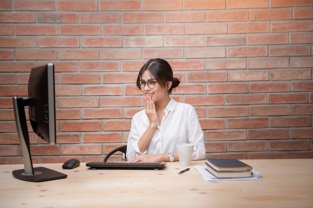 De mooie vrouw werkt in huisbureau