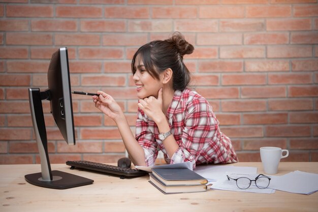 De mooie vrouw werkt in huisbureau