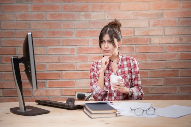 De mooie vrouw werkt in huisbureau