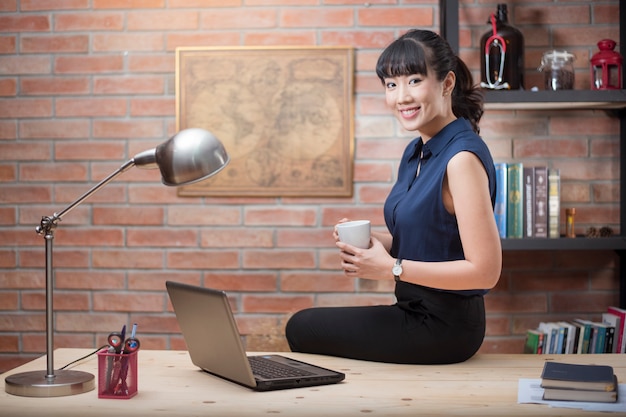 De mooie vrouw werkt in huisbureau