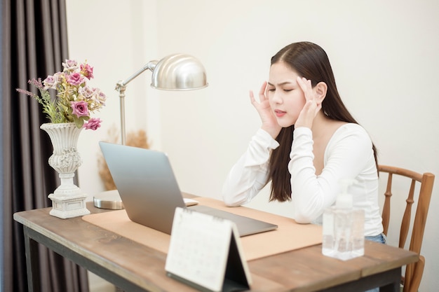 De mooie vrouw werkt vanuit huis