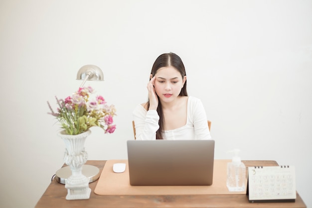 De mooie vrouw werkt vanuit huis