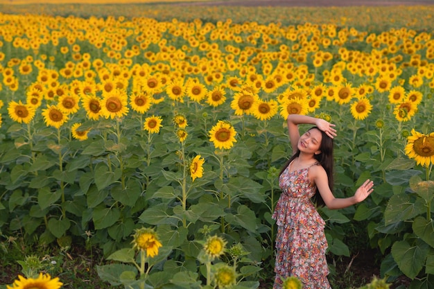 De mooie zonnebloem van de meisjesholding die zich bij bloem ingediende achtergrond bevindt