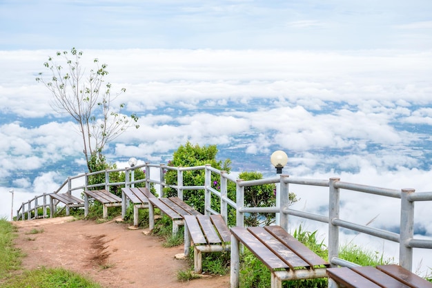 Foto de mooiste plek om wolken en mist te zien in thailand phu thap berk phetchabun in thailand