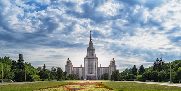 de Moscow Lomonosov State University en het brede bloembed met bloemen