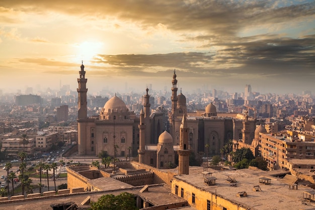 De moskee Madrasa van Sultan Hassan bij zonsondergang Citadel Egypte, Caïro