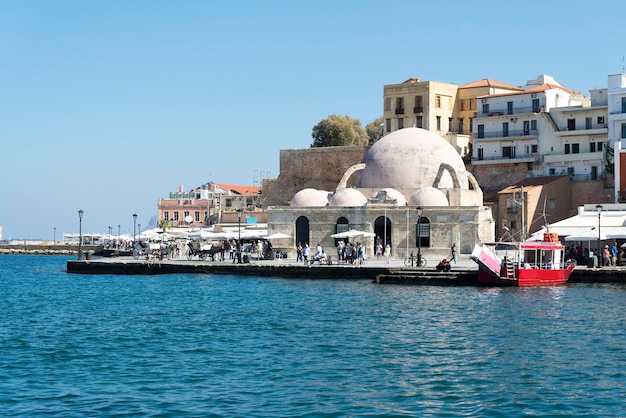 De moskee op de pier in de stad Chania