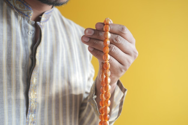 De moslimman houdt hand in gebaren tijdens ramadan close-up