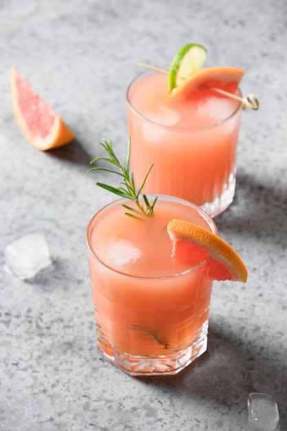 De mousserende cocktail van grapefruit met limoen versiert