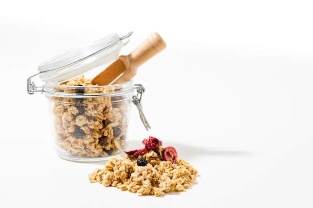 Foto de muesli ontbijtgranen in pot geïsoleerd op witte achtergrond