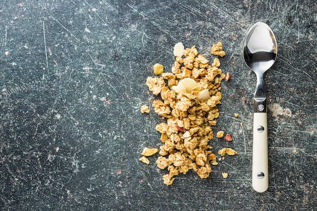 De muesli ontbijtgranen op oude keukentafel