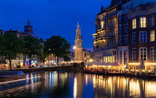 De Munttoren Munttoren Muntplein waar de Amstel en het Singel elkaar ontmoeten Amsterdam Nederland