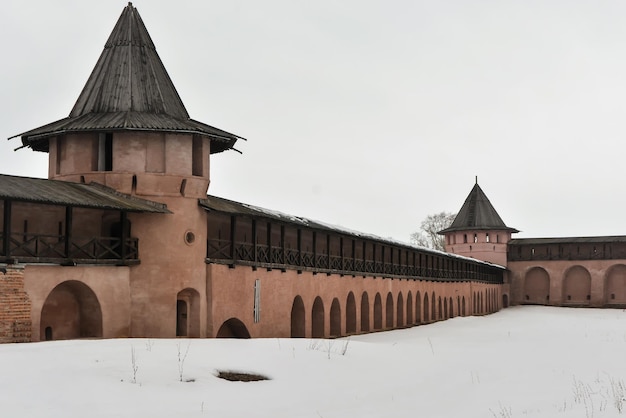 De muren van het klooster in Suzdal