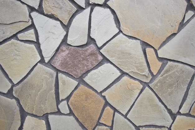 De muur bekleed met decoratieve steen. Abstracte stenen achtergrond