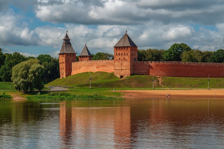 De muur van het Novgorod Kremlin de Dvortsovaya en Spasskaya Towers van de rivier de Volkhov