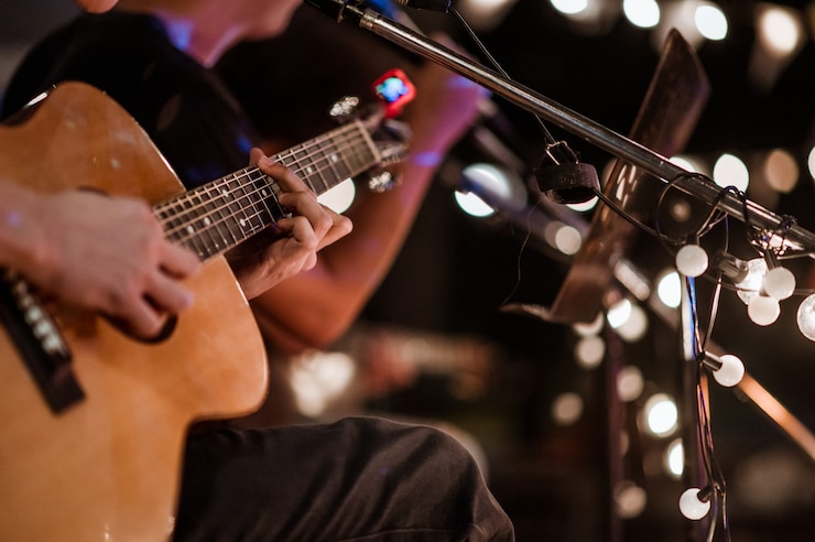 Foto de muzikant speelt en de zanger zingt op het podium van het muziekfestival 's nachts concert