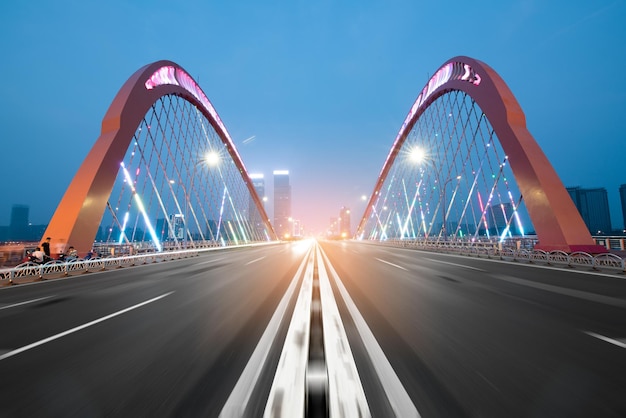 Foto de nacht van de moderne brug,