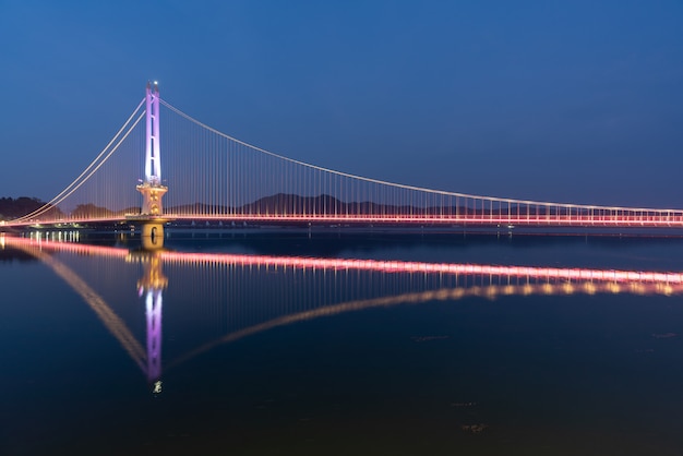 De nacht weergave van een brug in yesan-gun, korea