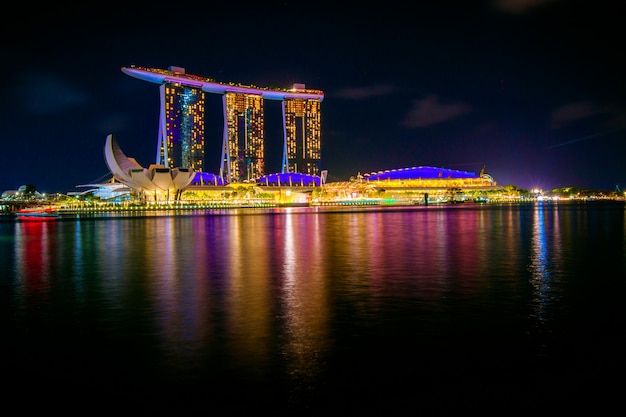 Foto de nachtcityscape van singapore gebouwen op marina bay-gebied singapore