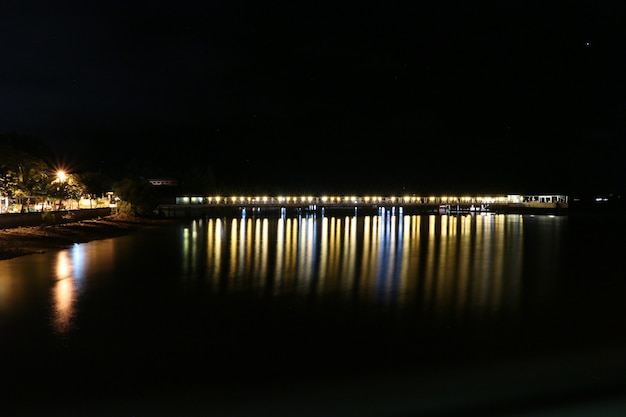 Foto de nachtlichtenbezinning over waterspiegel mooie kleur