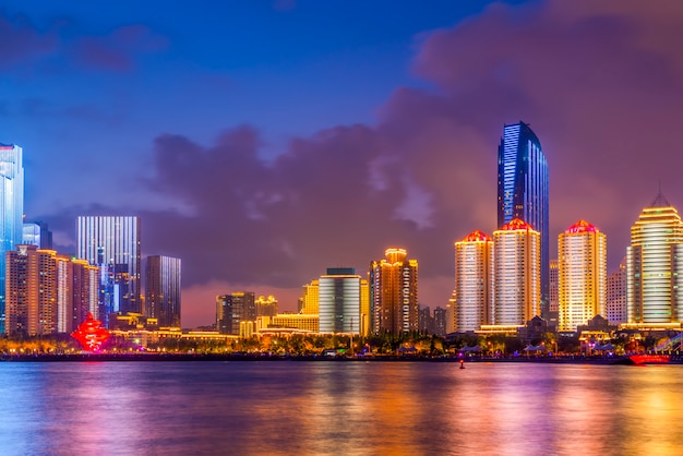 De nachtscène van modern stedelijk architecturaal landschap in Qingdao, China