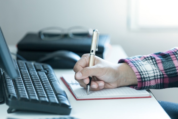 De nadruk van hand moderne vrouwen neemt nota&#39;s van lijst