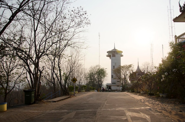 De nakhon sawan-toren zit bovenop de khiriwong-tempelheuvel om toeristen te dienen die het stadsbeeld bezoeken en bezienswaardigheden bezoeken op 15 maart 2016 in nakhon sawan, thailand