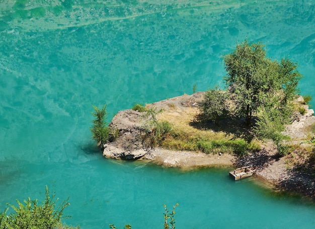 De naryn-rivier ontspringt in het tien shan-gebergte in kirgizië, centraal-azië