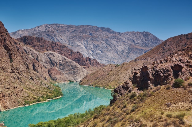 De Naryn-rivier ontspringt in het Tien Shan-gebergte in Kirgizië, Centraal-Azië