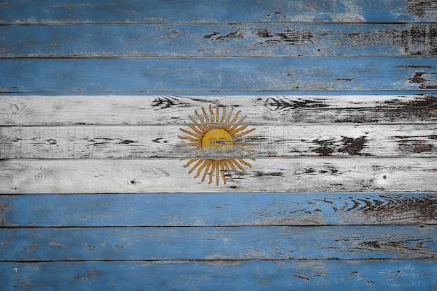 De nationale vlag van argentinië is geschilderd op ongelijke houten planken landssymbool