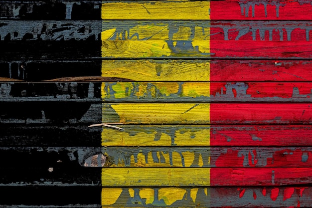 De nationale vlag van BelgiumxA is geschilderd op ongelijke planken. Landsymbool