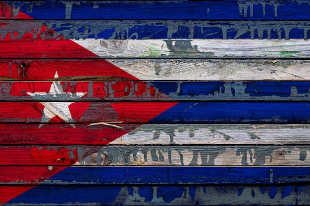 De nationale vlag van Cuba is geschilderd op ongelijke planken. Landsymbool