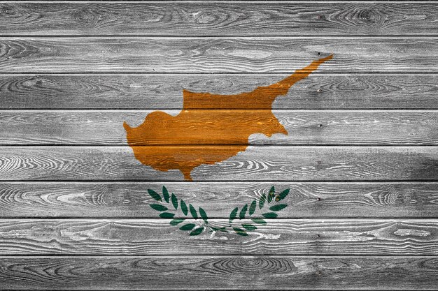 De nationale vlag van Cyprus is geschilderd op een kamp van even planken die met een spijker zijn genageld. Het symbool van het land