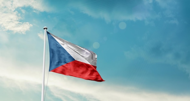 De nationale vlag van de Tsjechische Republiek zwaait in de prachtige lucht