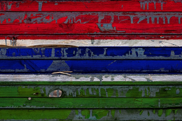 De nationale vlag van Gambia is geschilderd op ongelijke planken. Landsymbool