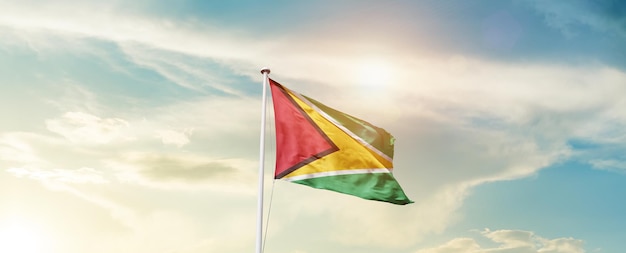 De nationale vlag van Guyana zwaait in de prachtige lucht.