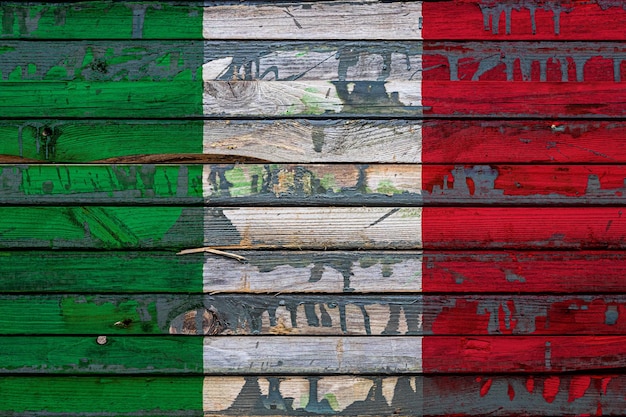 De nationale vlag van italië is geschilderd op ongelijke planken. landsymbool