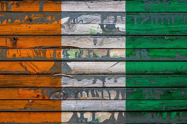 De nationale vlag van Ivoorkust is geschilderd op ongelijke planken. Landsymbool