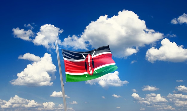 De nationale vlag van Kenia zwaait in de lucht