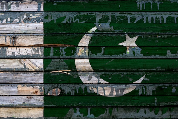 De nationale vlag van PakistanxA is geschilderd op ongelijke planken. Landsymbool