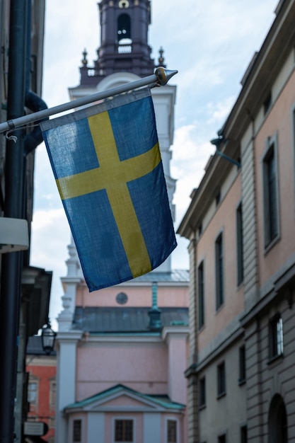 De nationale vlag van Zweden zwaait op de gevel van een gebouw in Stockholm