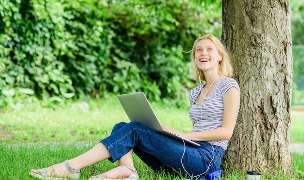 De natuur is essentieel voor het welzijn en het vermogen om productief te zijn en goed te functioneren op het werk. Werk in het zomerpark. Meisjeswerk met laptop in park. Redenen waarom je met je werk naar buiten zou moeten.